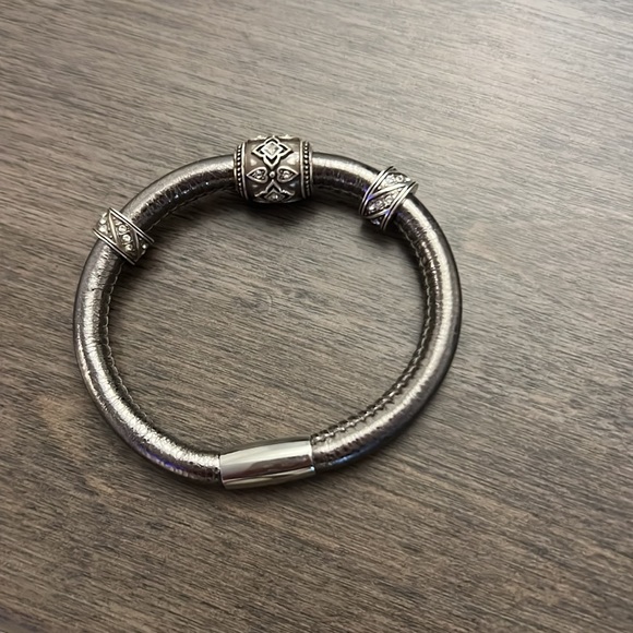 Brighton jewelry box and seven bracelets with various charms - Picture 5 of 11